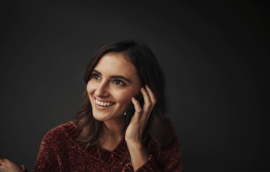 Smiling best virtual receptionist taking calls for business Smiling best virtual receptionist taking calls for business_alt
