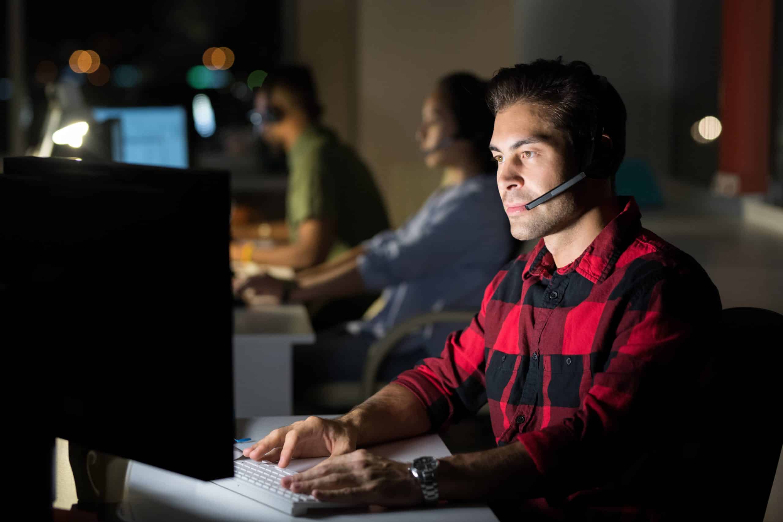 customer-service-operator-working-24-hours 24 hours phone answering service