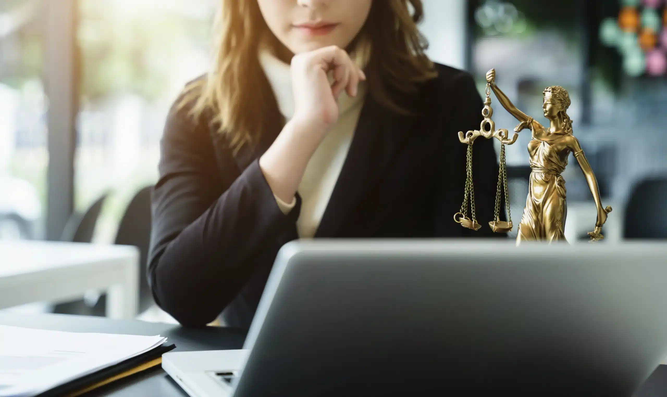 Attorney-checking-on-best-answering-service Attorney checking on best answering service